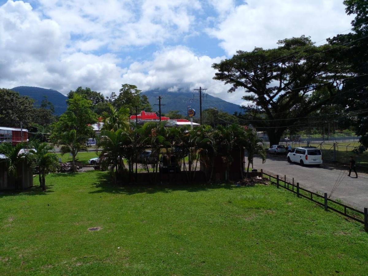 La Pension Backpackers La Fortuna Exterior photo